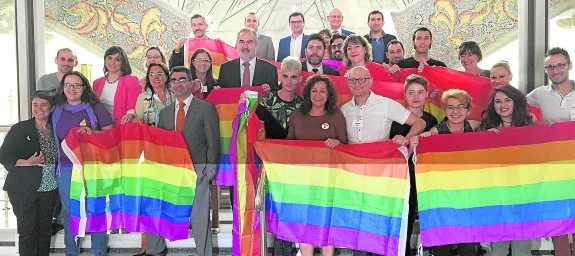 Representantes del colectivo de gais, lesbianas, bisexuales y transexuales, ayer, en la Asamblea Regional con diputados de los cuatro grupos parlamentarios. 