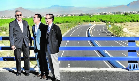 Andrés Ayala, el exconsejero José Gabriel Ruiz y el entonces alcalde de Santomera posan para exigir la 'autovía del bancal', en noviembre de 2011.