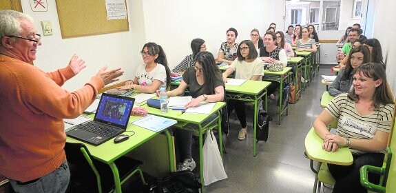 Uno de los grupos de opositores a maestro que preparan los exámenes en la academia EPO de Murcia, en su clase del pasado jueves. 