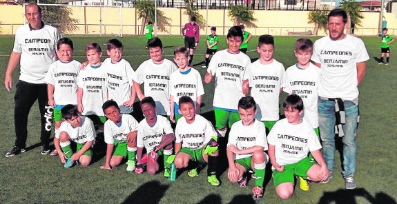 Benjamines de Los Garres. Arriba, Ruiz, Soto, Almagro, Josema, Moi, Romeo, Tete y David. Abajo, Pividal, Álvaro, Nati, Elías, Miky, Quintana. Entrenadores, Quintero y Sergio. 