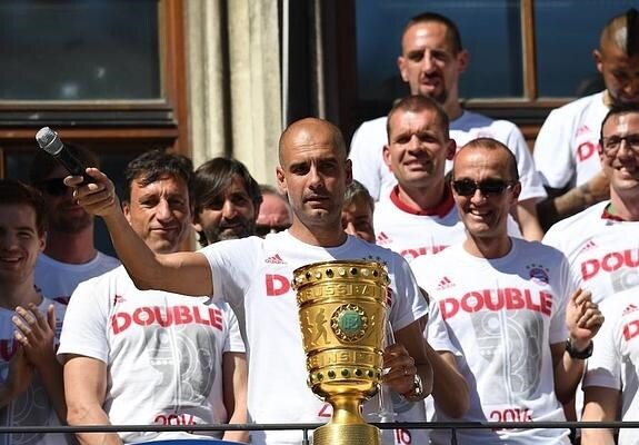 Pep Guardiola rodeado del equipo del Bayern de Munich en un balcón de Marienplatz. 