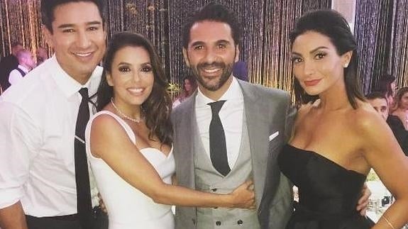 El actor y presentador, Mario López subió a Instagram esta instantánea junto a su mujer y los recién casados. 