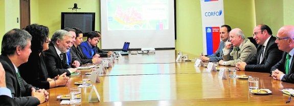 Pedro Antonio Sánchez, con la viceministra de Turismo de Chile, Javiera Montes, y otros cargos, en Santiago de Chile. 