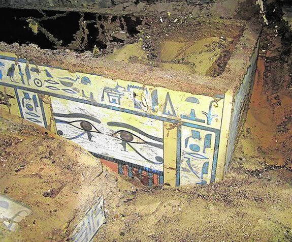 Sarcófago exterior polícromo donde descansaba la momia de Sattjeni, una dama de la nobleza egipcia que vivió hace 3.800 años.