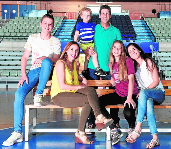 Duda, con su hijo Bruno en brazos; sentados aparecen su hijo Rodrigo, Mónica (su mujer) y sus hijas Julia y Carolina. 