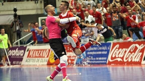 Rafa Fernández (i) celebra una victoria con un compañero. 