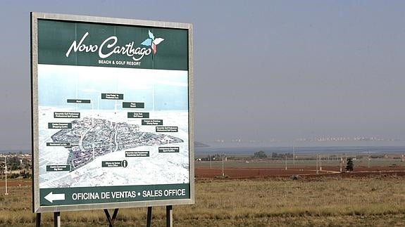 Cartel de la urbanización Novo Carthago, en San Ginés de la Jara, con el Mar Menor al fondo. La foto es de 2010.
