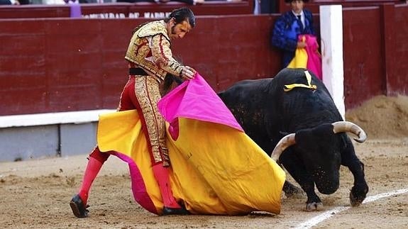 El diestro Juan José Padilla durante la faena a su segundo toro.