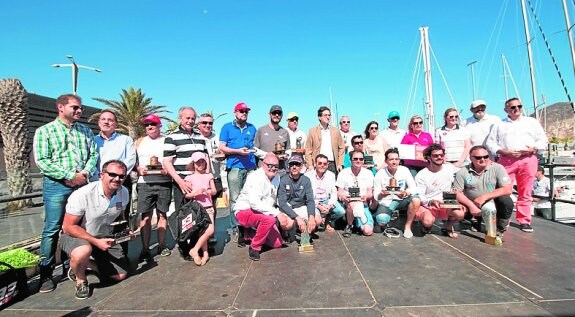 Los ganadores, con sus trofeos, ayer en el Puerto de Cartagena. 