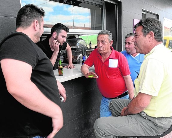 Camareros y clientes del restaurante Los Cazadores de Corvera, ayer, comentando el terremoto. 