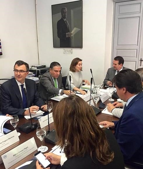 José Ballesta (i) en la reunión de la Junta de Gobierno de la FEMP. 