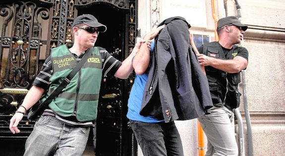 Registro policial en la sede de la empresa de Eico.
