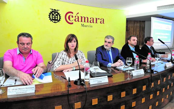 De izq. a dcha., Santiago Navarro, responsable regional de empleo de CC OO; Rosalía Sánchez, directora de relaciones laborales de Croem; Andreu Cruañas, presidente de Asempleo; Alfonso Gálvez, presidente de Asaja, y Diego Martínez, director territorial de Inspección de Trabajo.