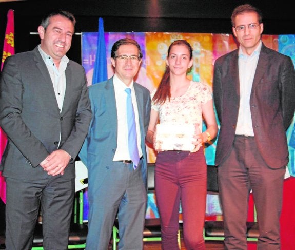 Una de las premiadas junto al alcalde, Joaquín Buendía, y el director general de Hidrogea, Javier Ybarra, primero y segundo por la izquierda. 