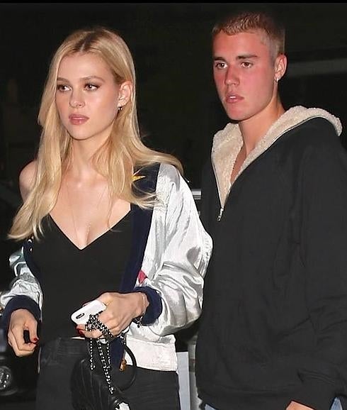 Justin Bieber y Nicola Peltz pillados a la salida del restaurante. 