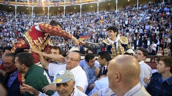 Los diestros Manzanares y López Simón salen a hombros por la puerta grande tras la Corrida de la Beneficencia.
