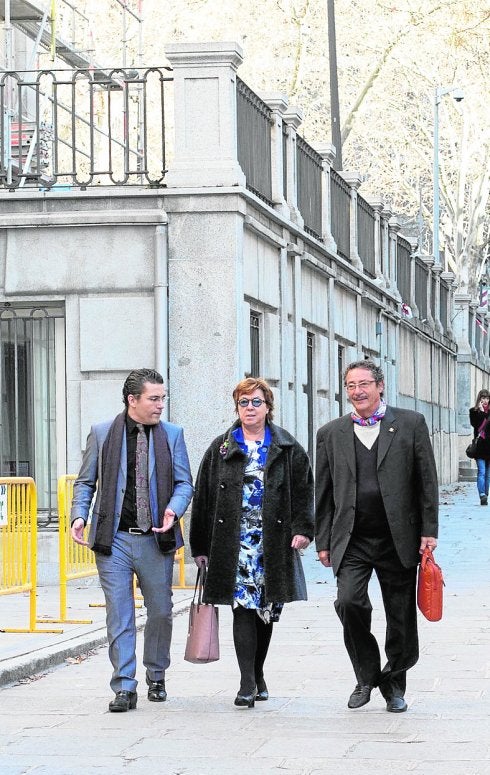 Pilar Barreiro, flanqueada por los letrados Raúl y José Pardo Geijo, a su llegada al Tribunal Supremo en marzo del año pasado. :: ignacio gil
