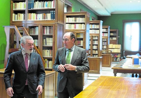 El director de la RAE, Darío Villanueva, y el presidente de Iberdrola, Ignacio Galán, tras la firma del acuerdo. J. R. LADRA