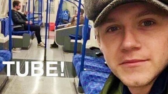 Niall Horan pasa desapercibido en el metro.