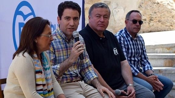 Elena Ruiz Valderas, Teodoro García, Francisco Bernabé y Fernando Sáéz, en un acto del PP en Cartagena.