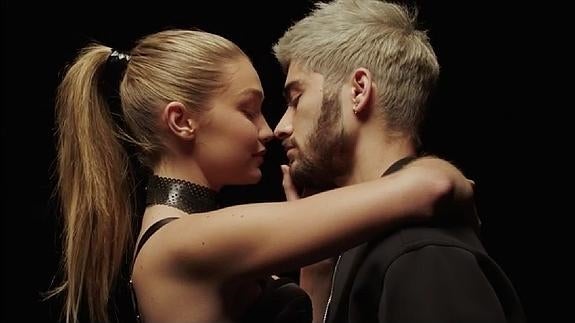 Zayn Malik y Gigi Hadid en el video de Pillowtalk.