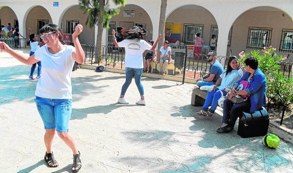 Baile en la Plaza Mayor de El Albujón, ayer a mediodía.