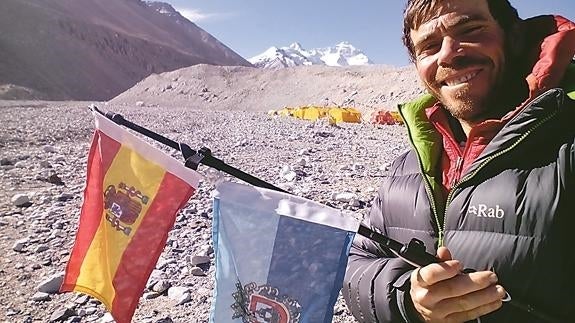 Miguel Madrid, en el ascenso al Everest, con una bandera de España y otra de San Javier. 