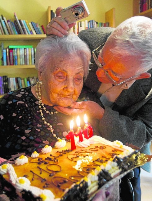 Ana Vela, con uno de sus hijos, en 2011, cuando celebró su 110 cumpleaños. 