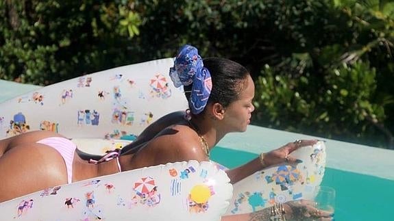 Rihanna comparte su vídeo más viral en bikini sobre una colchoneta