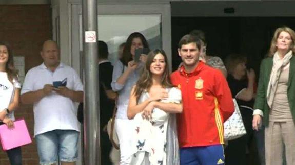 Sara Carbonera e Iker Casillas presentan a su bebé.
