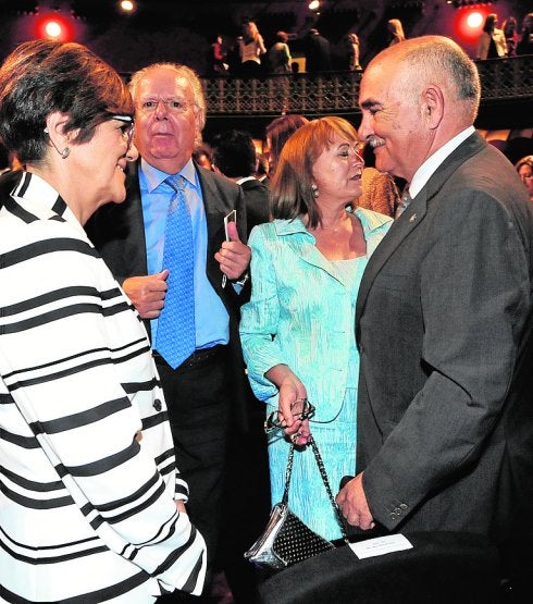 Peñalver charla con los expresidentes Carlos Collado, María Antonia Martínez y Alberto Garre. :: vicente vicéns / AGM
