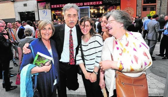El pintor Pedro Cano, rodeado de varias admiradoras a la salida del Teatro Circo. :: vicente vicéns / AGM
