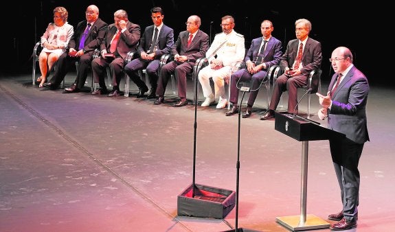 Alocución del presidente regional, Pedro Antonio Sánchez, seguida con interés por los galardonados durante el acto del Día de la Región.