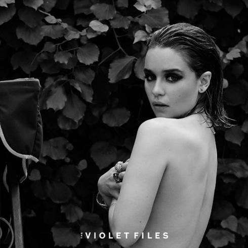 La actriz Emilia Clarke se desnuda para Violet Grey. 