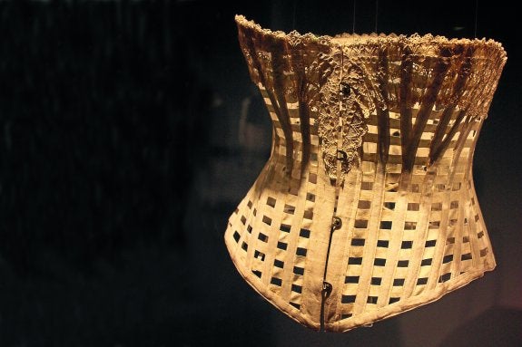Corsé decimonónico, confeccionado con huesos de ballena.