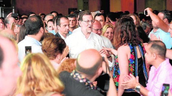 Mariano Rajoy saluda a simpatizantes y afiliados a su llegada al anexo del auditorio Víctor Villegas.