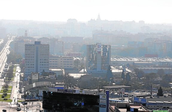 Imagen reciente de la ciudad de Murcia en la que se aprecia una nube de contaminación.