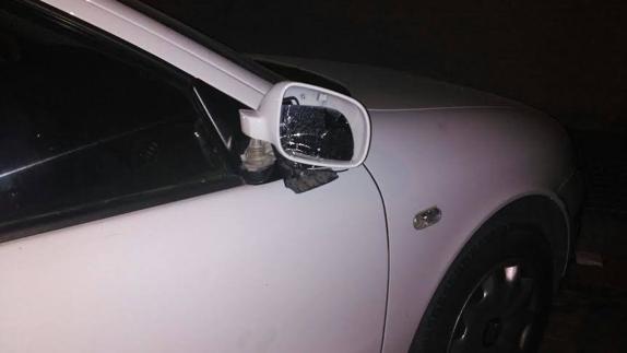 Uno de los espejos retrovisores rotos del vehículo del vocal de C's en Nonduermas. 