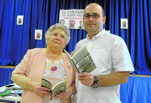 Doña Nico y su nieto Mariano, ambos con libro El colegio de Doña Nico. 