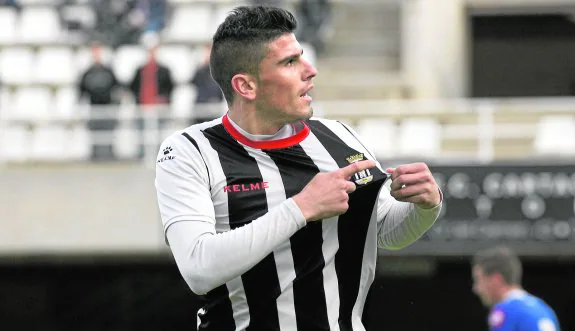 Fernando señala el escudo tras marcar un gol al Melilla en el Cartagonova, en febrero de 2014. 