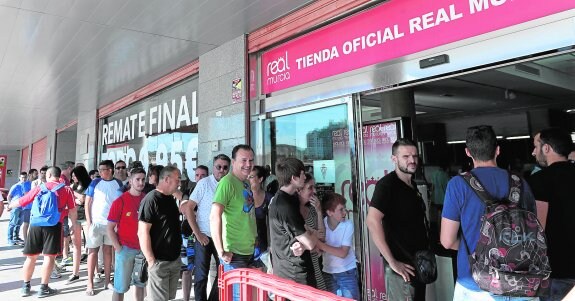 Colas el pasado viernes para entrar en la tienda del Real Murcia en la Nueva Condomina. 