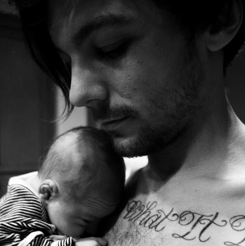 Louis Tomlinson junto a Freddie.