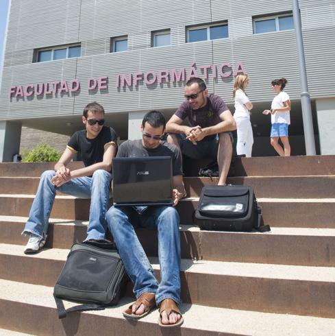 Estudiantes universitarios ante la Facultad de Informática.