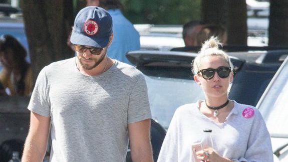 Miley Cyrus pasea con Liam Hemsworth.
