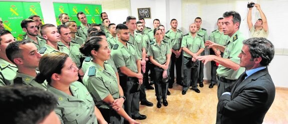 El coronel jefe, Jesús Arribas, junto al delegado del Gobierno, Antonio Sánchez-Solís, da indicaciones a los agentes. 