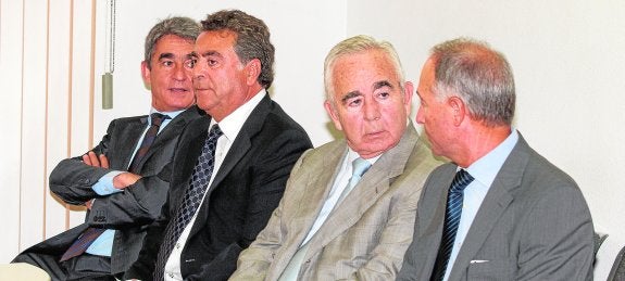 El constructor Enrique Ortiz (2i), junto al promotor Rafael Galea (3i), en la sesión de ayer en los juzgados de Alicante. 