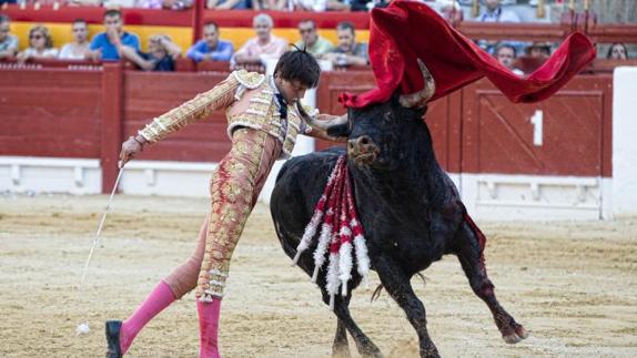 El diestro peruano Roca Rey durante la segunda de la Feria de San Juan.