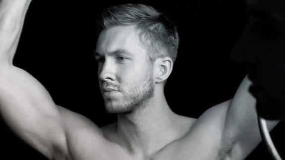 Calvin Harris vuelve a seguir a Taylor Swift antes de compartir una sugerente foto