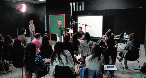 Un grupo de jóvenes, en uno de los talleres impartidos en 2015 en el Centro Párraga de Murcia.