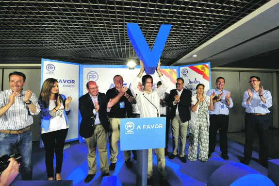 Un eufórico Teodoro García levanta la 'V' de la victoria junto a diputados y senadores electos del PP, ayer en el Siete Coronas. 